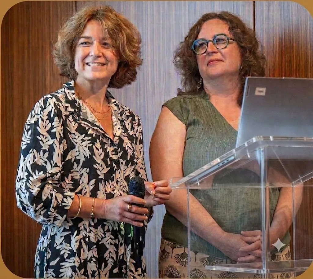 Estelle D'Ambrosio et Marie-Anne, intervenantes IFATC, au pupitre lors d'un colloque