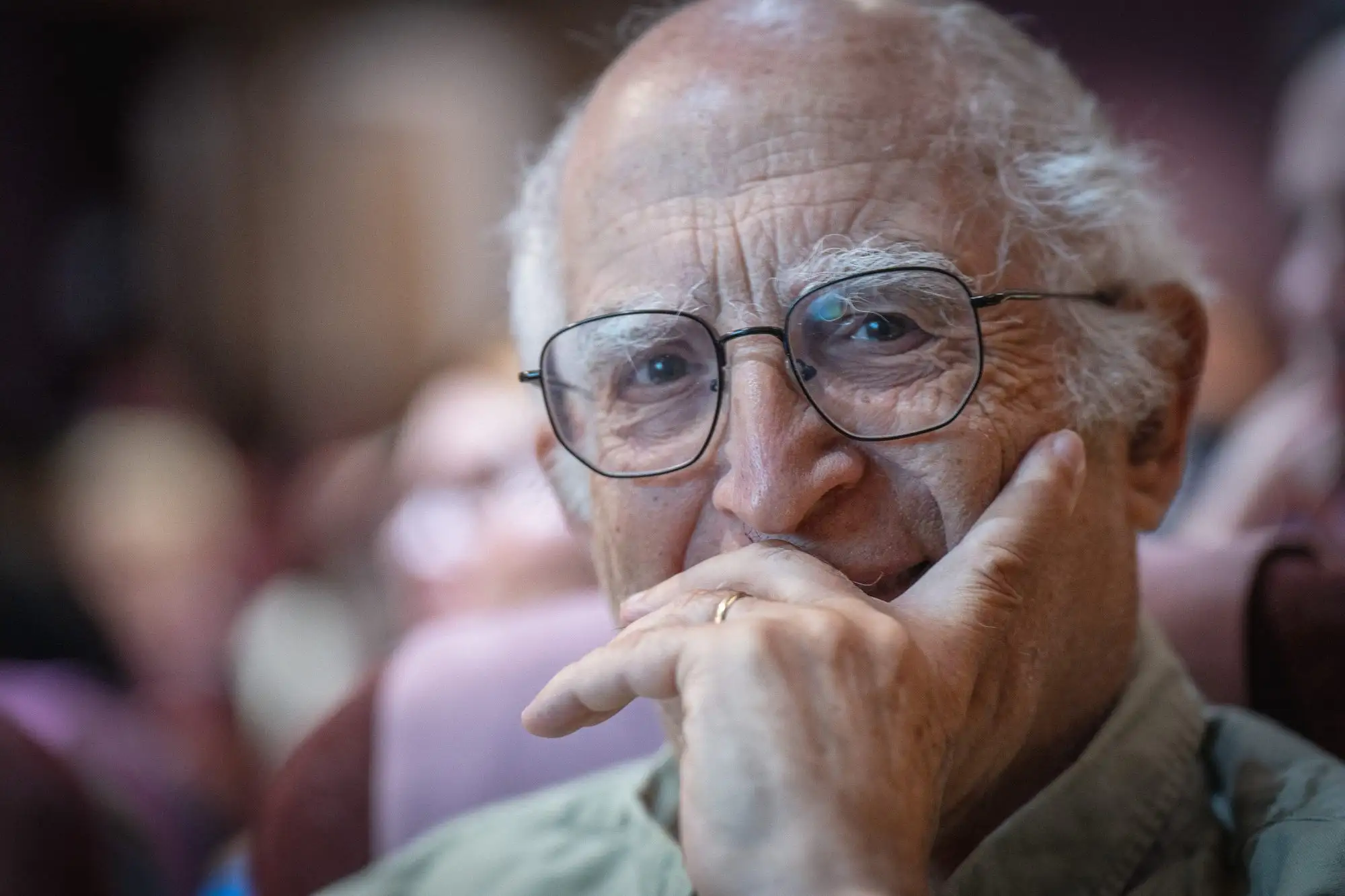 Participant attentif pendant une conférence