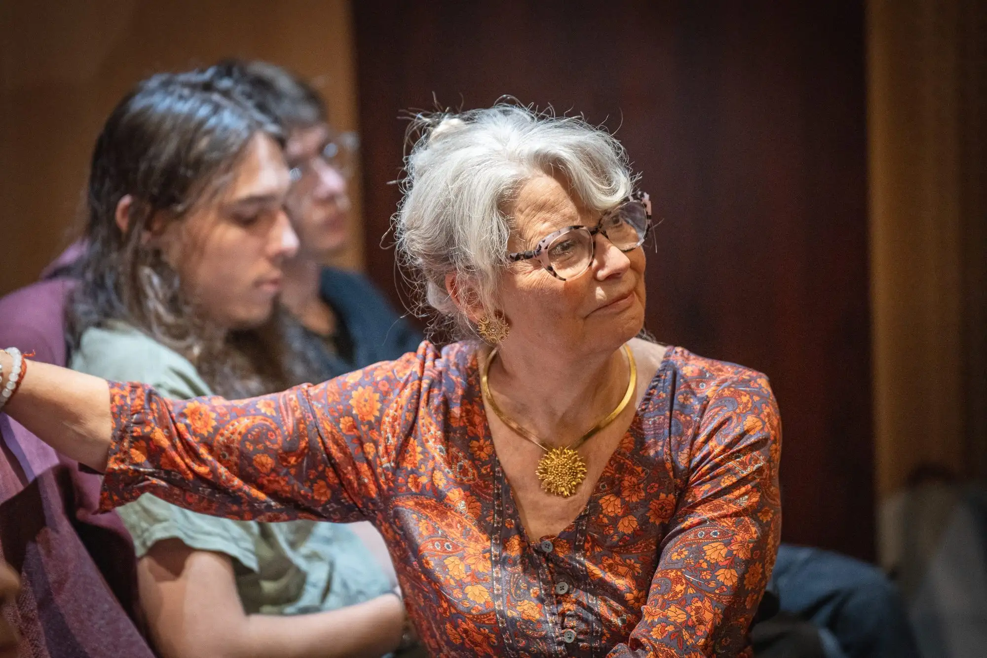 Dialogue entre intervenants sur la scène du colloque