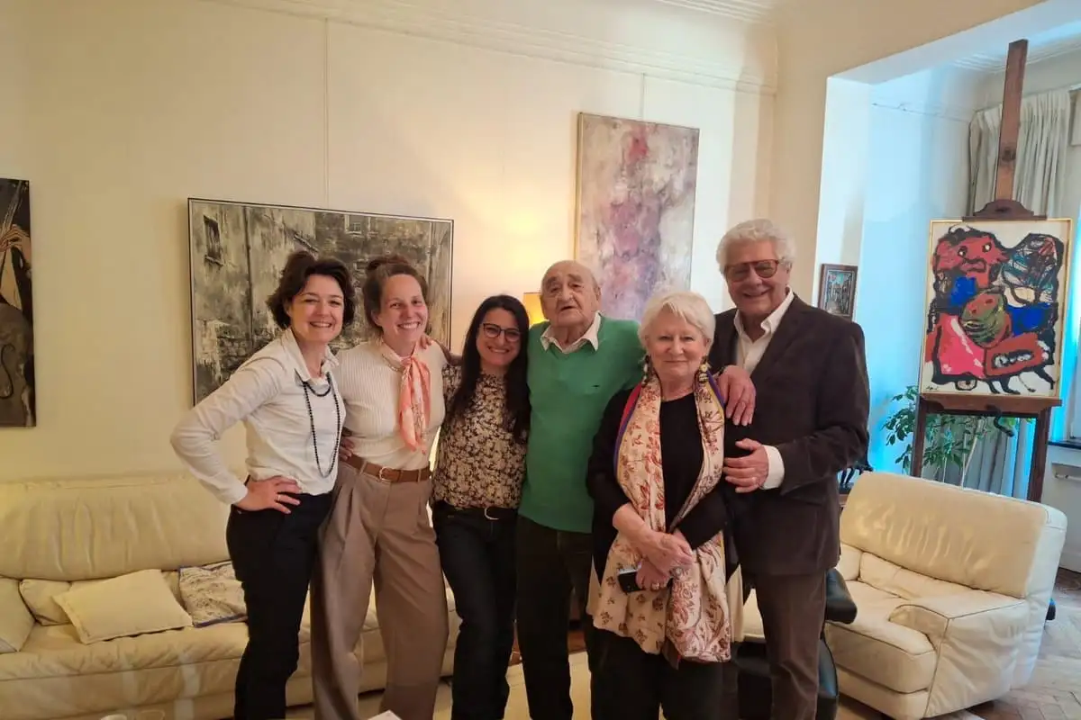 L'équipe de l'IFATC entourant Siegi Hirsch lors d'une rencontre à Bruxelles