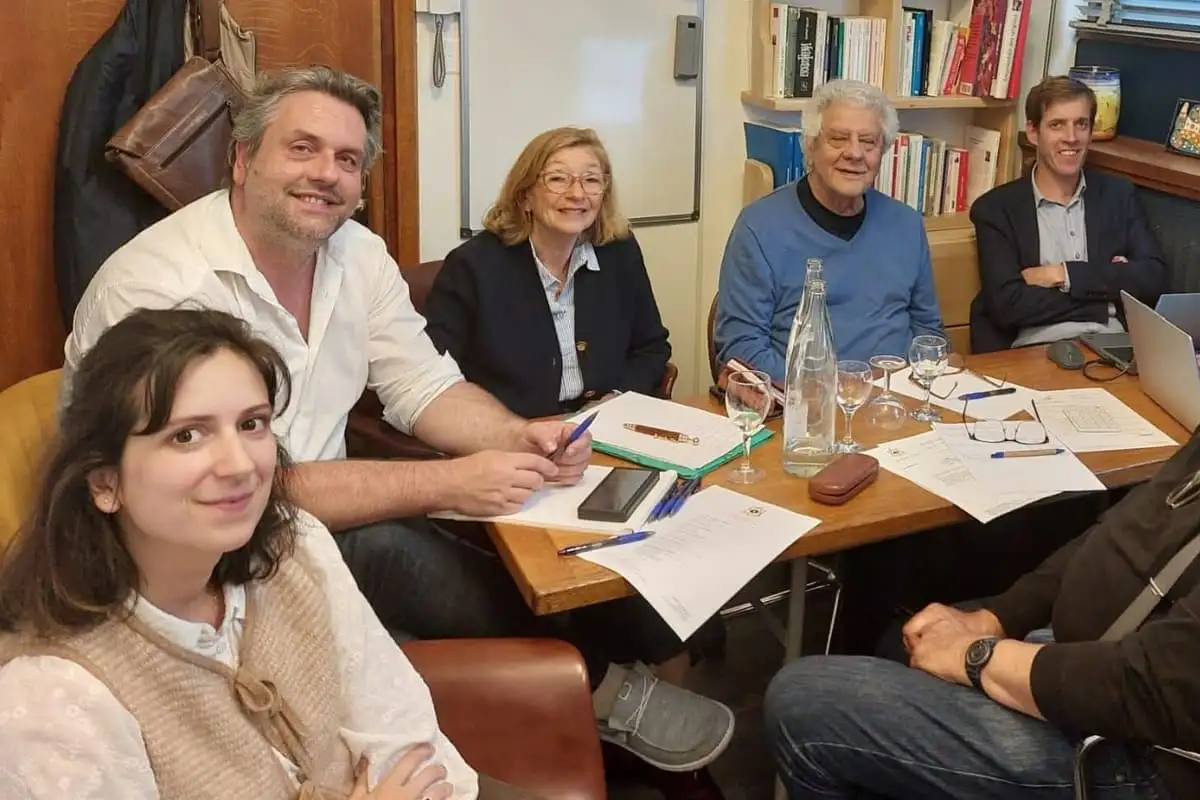 Les membres du conseil d'administration de l'IFATC réunis autour d'une table